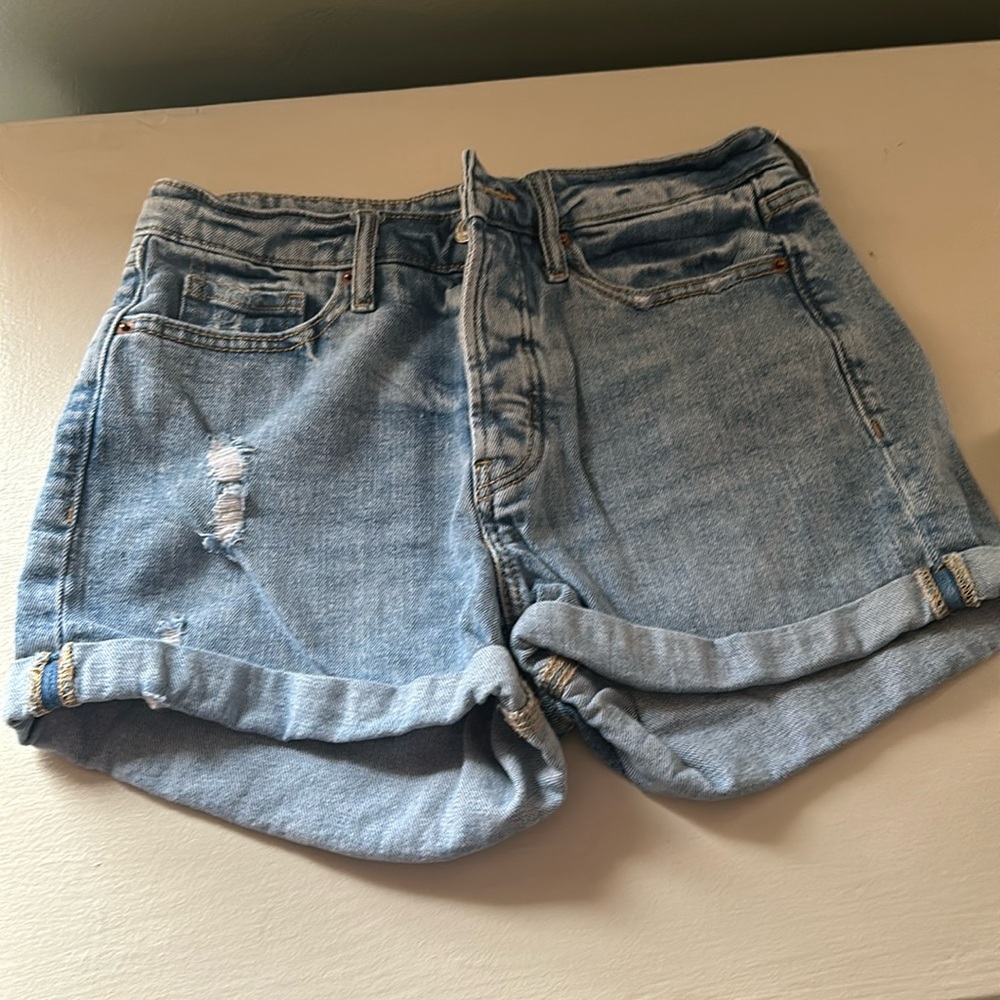 Like new woman’s high rise old navy button fly denim shorts! Size 6